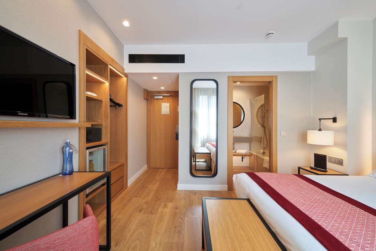 Minibar, in-room safe, desk, soundproofing