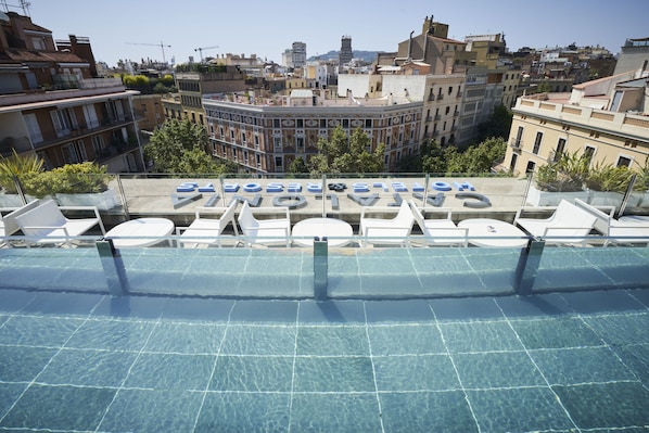 Piscine extérieure, chaises longues