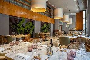 S'hi serveixen dinars, sopars i plats de cuina mediterrània 