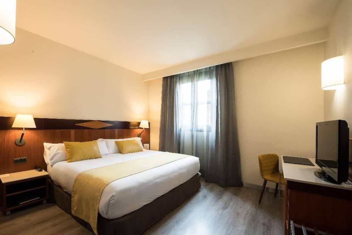 Frigobar, cofres nos quartos, escrivaninha, quartos à prova de som