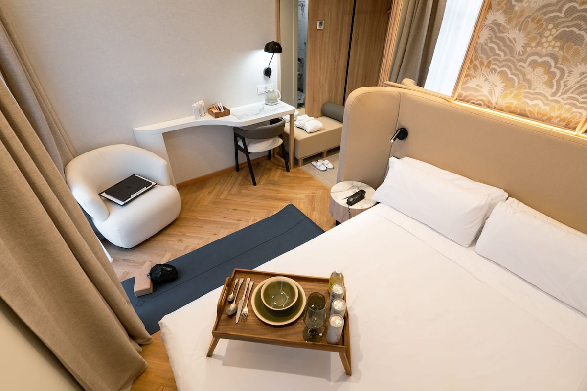 Deluxe Single Room | Minibar, in-room safe, desk, blackout drapes