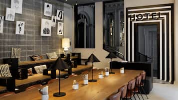 Café da manhã com buffet todos os dias (EUR 15 por pessoa)
