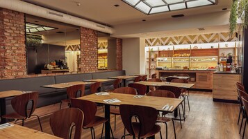 Se ofrece un desayuno bufé todos los días (18 EUR por persona)