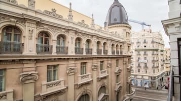 Un edificio histórico con detalles arquitectónicos ornamentales, incluyendo ventanas en arco y balcones decorativos.