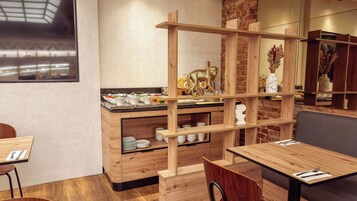 Un interior de restaurante moderno con mobiliario de madera, un mostrador de buffet y elementos decorativos.
