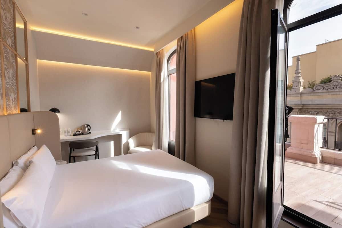 Minibar, coffres-forts dans les chambres, bureau, rideaux occultants