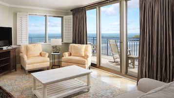 Suite, 2 habitaciones, frente al mar (Brighton) | Zona de estar | Televisión de pantalla plana de 50 pulgadas con canales por cable