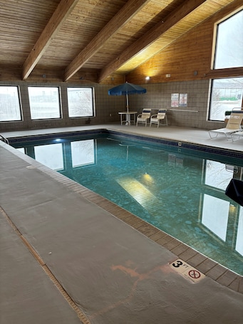 Piscine couverte. AmericInn by Wyndham Webster City