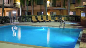 Una piscina al aire libre