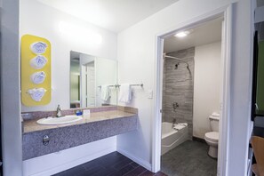 Bañera con ducha, secador de pelo, toallas, jabón