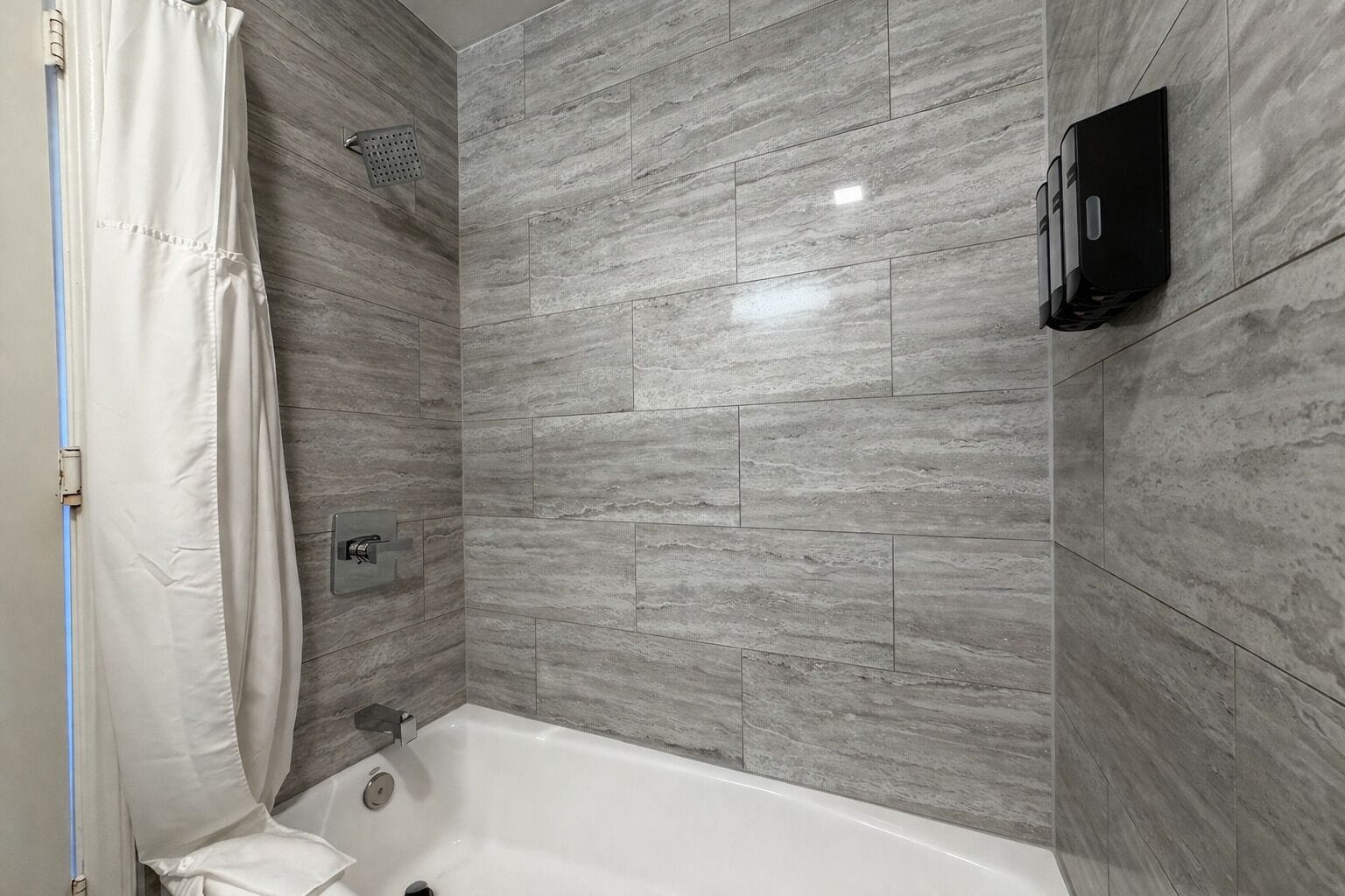 Signature Room, 1 King Bed, Non Smoking | Bathroom