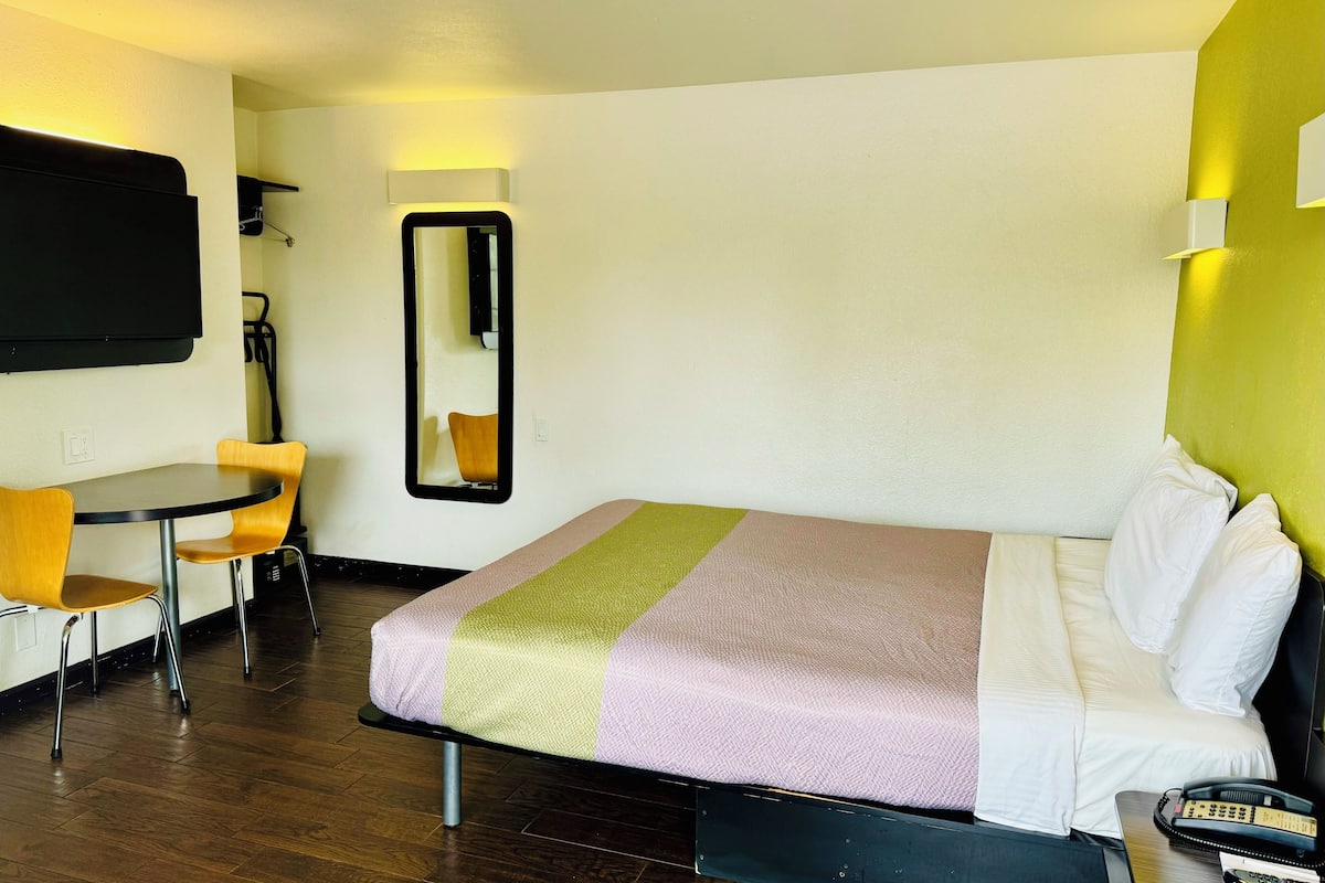 Premium bedding, pillow-top beds, free WiFi, bed sheets