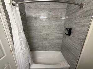 Habitación clásica, 2 camas de matrimonio, no fumadores | Baño | Ducha y bañera combinadas, secador de pelo, toallas y jabón