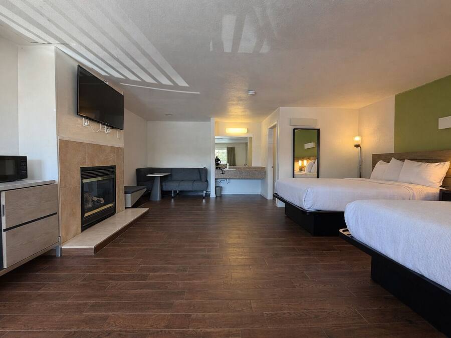 Deluxe Room, 2 Queen Beds, Non Smoking