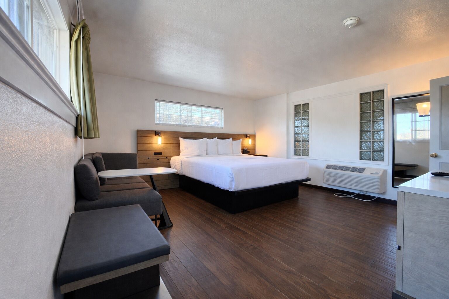 Signature Room, 1 King Bed, Non Smoking | Premium bedding, pillowtop beds, free WiFi, bed sheets