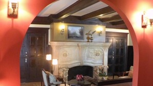 Lobby sitting area - Jackson Court (San Francisco)
