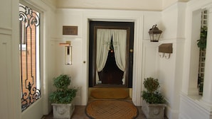 Property entrance - Jackson Court (San Francisco)