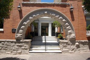 Property entrance - Jackson Court (San Francisco)