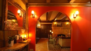 Lobby sitting area - Jackson Court (San Francisco)