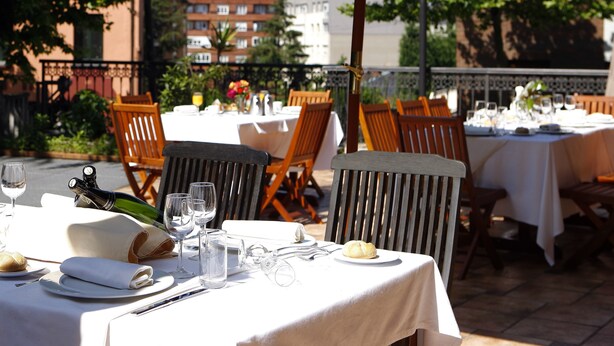 Outdoor dining - Hotel Alfonso II (Oviedo)