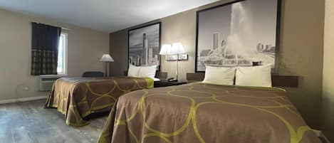 Skrivbord, mörkläggningsgardiner och strykjärn/strykbräda