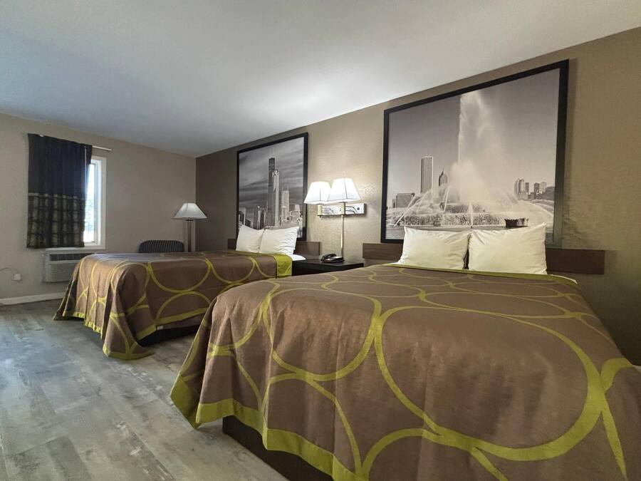 Escritorio, cortinas blackout y tabla de planchar con plancha