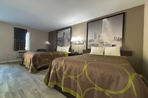 Escritorio, cortinas blackout y tabla de planchar con plancha 