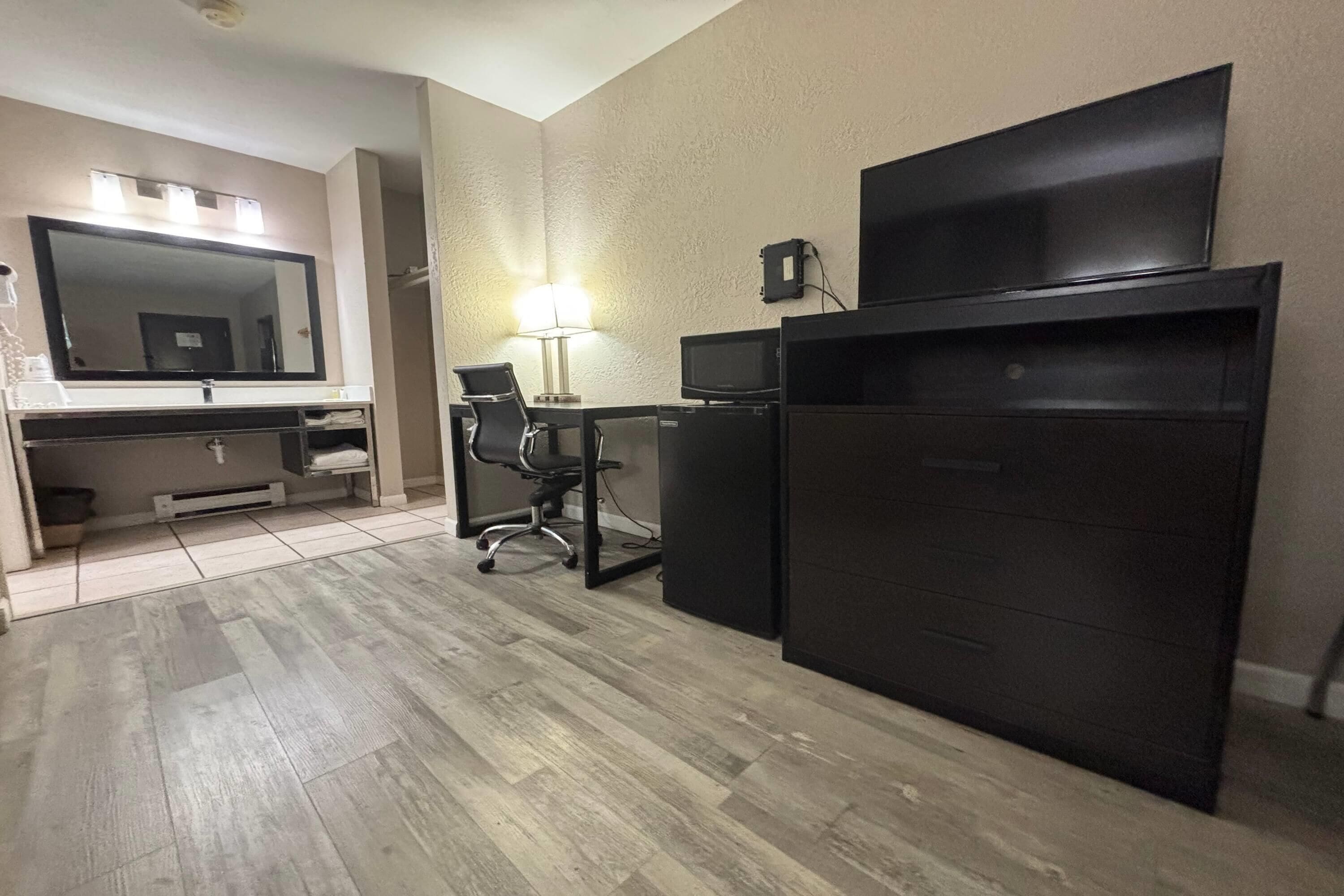 Escritorio, cortinas blackout y tabla de planchar con plancha 