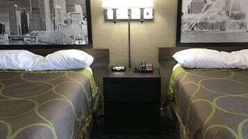 Meja kerja, tirai kedap cahaya, dan setrika/meja setrika