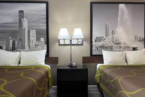 Escritorio, cortinas blackout y tabla de planchar con plancha 