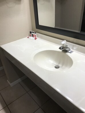 Ducha y bañera combinadas y artículos de higiene personal gratuitos