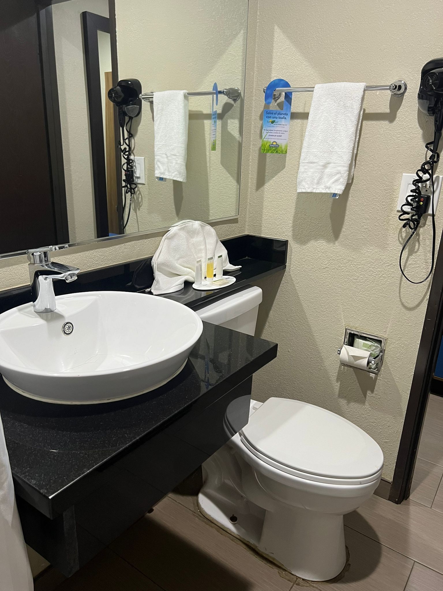 Bañera con ducha, artículos de tocador gratuitos, secador de pelo