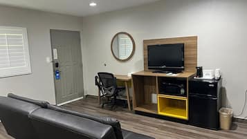 Studio Suite, 2 Tempat Tidur Double, Bebas Asap Rokok | Meja kerja, kedap suara, dan setrika/meja setrika