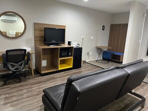 Studio Suite, 2 Double Beds, Non Smoking | Living area