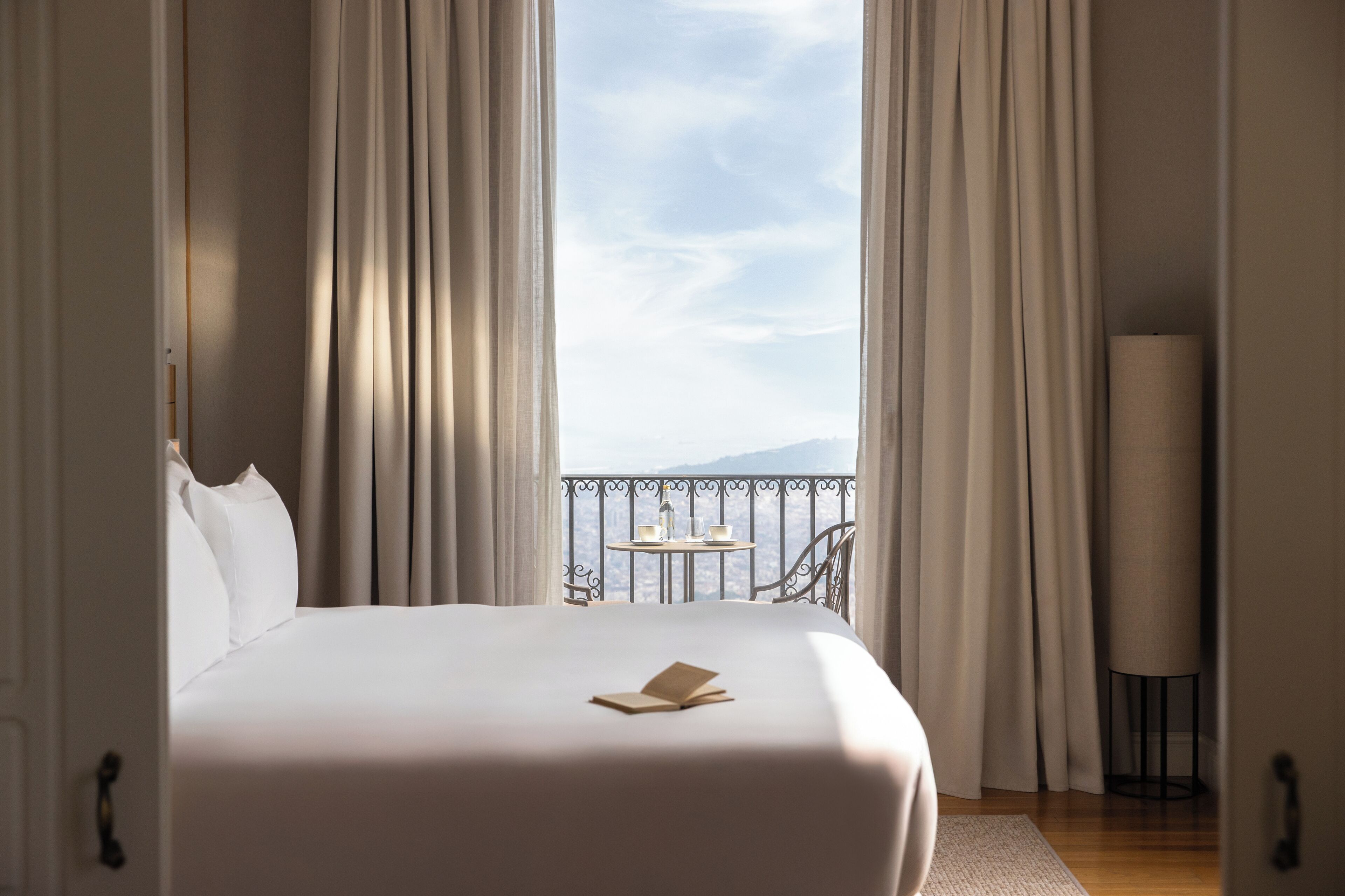 Ropa de cama de alta calidad, cubrecamas y minibar 