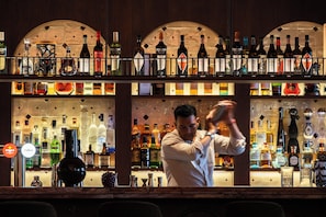 4 restaurants; breakfast, lunch, dinner, and brunch served