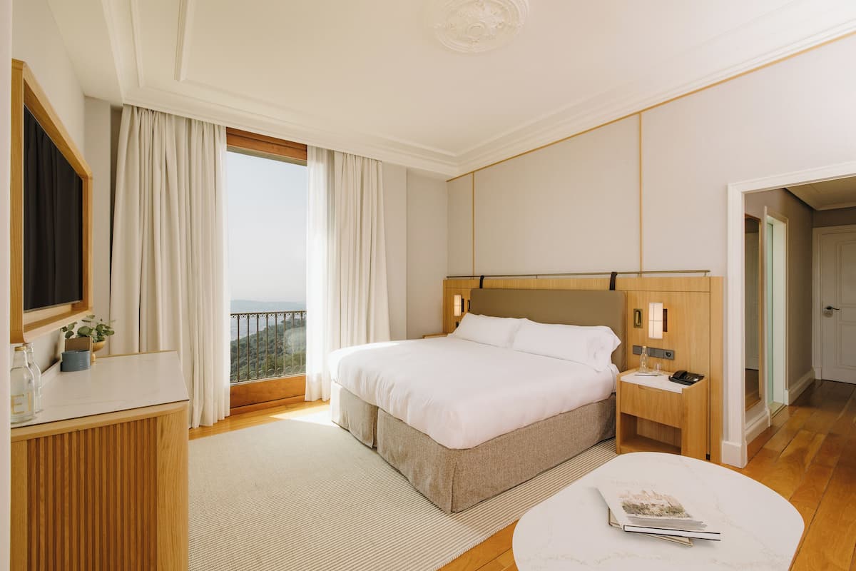 Ropa de cama de alta calidad, edredones de plumas, minibar y caja fuerte