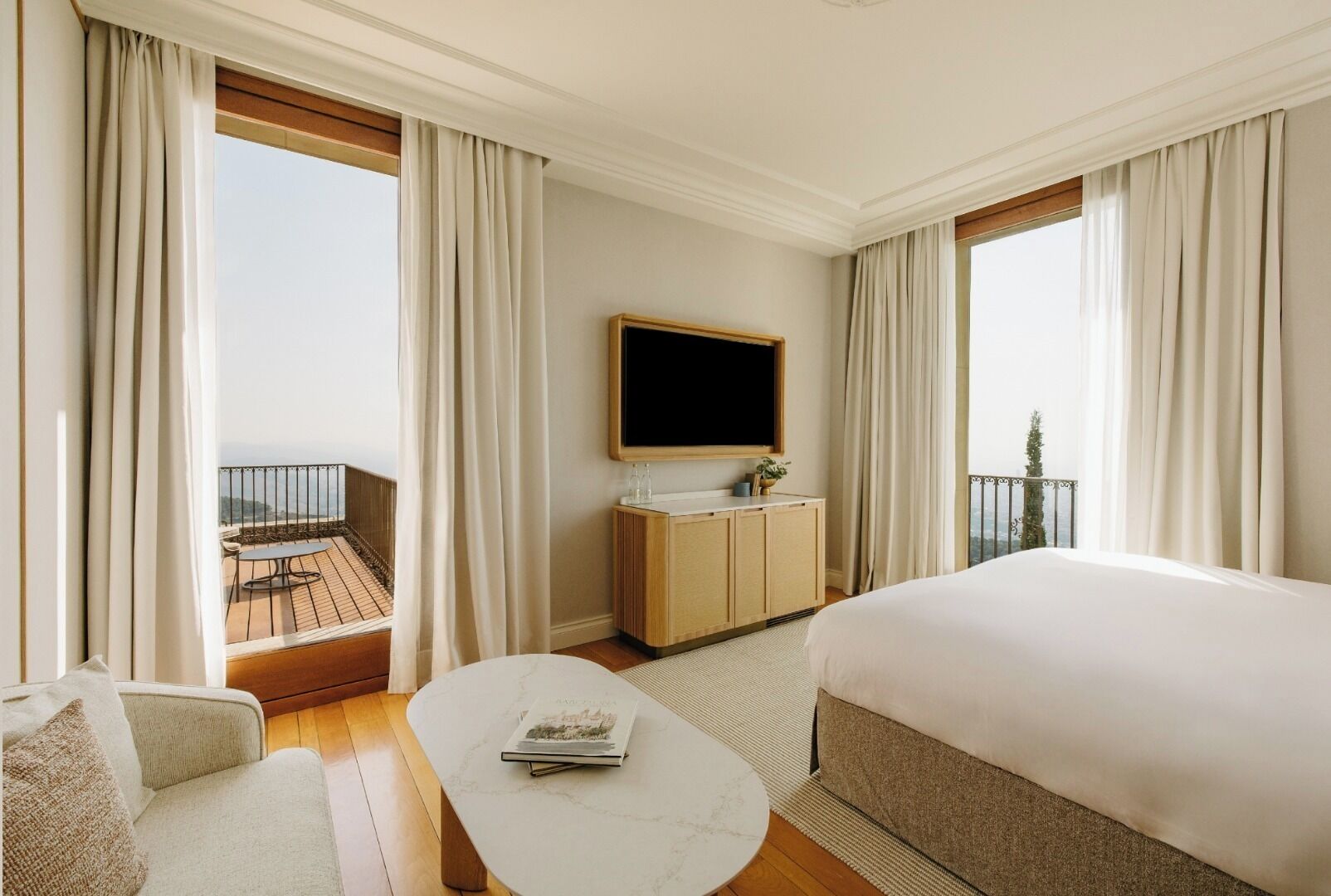 Ropa de cama de alta calidad, cubrecamas y minibar 