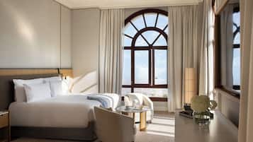 Roupas de cama premium, edredons de pluma, frigobar, cofres nos quartos