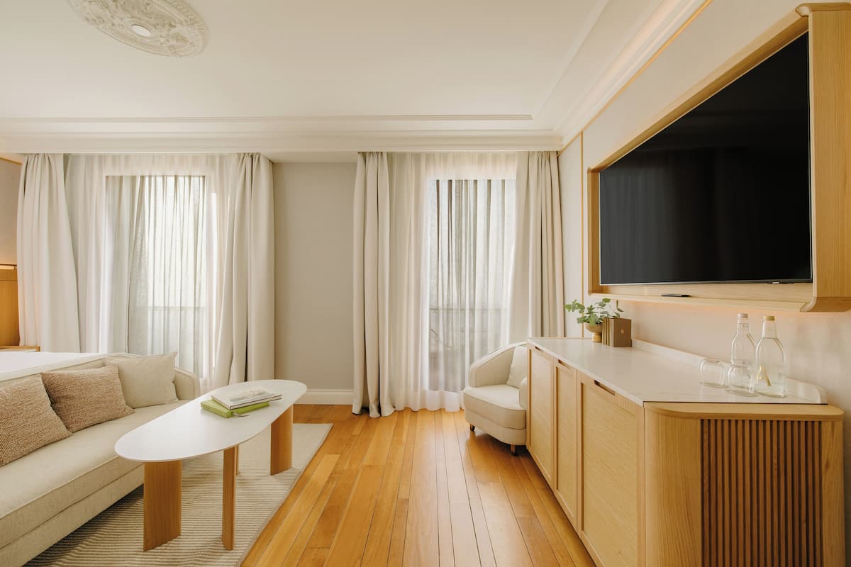 Ropa de cama de alta calidad, edredones de plumas, minibar y caja fuerte