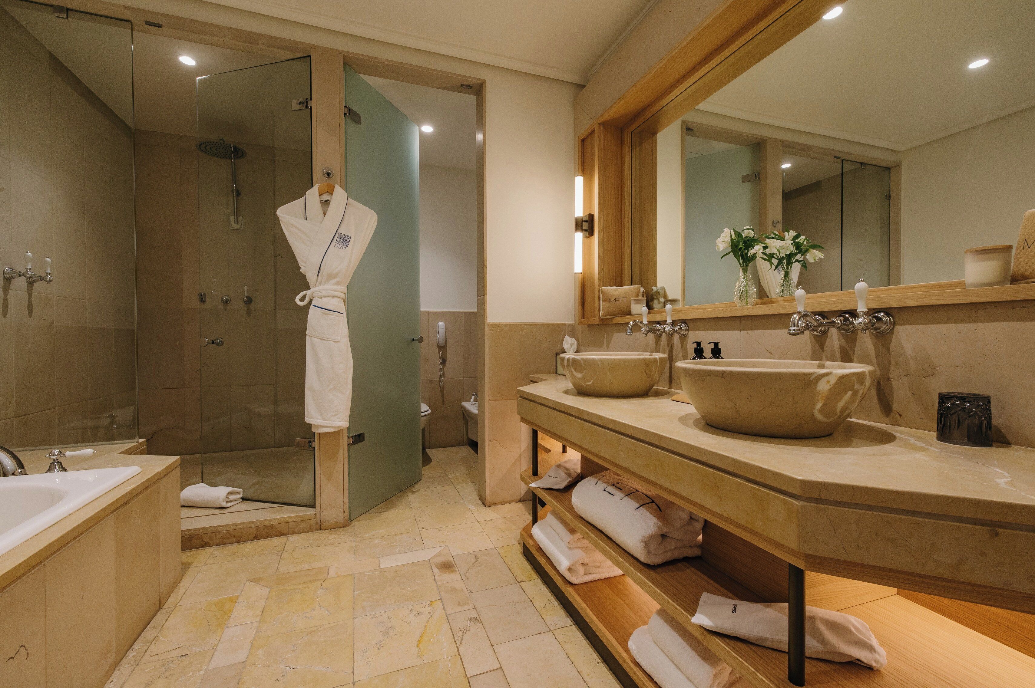 separate bathtub and shower, eco-friendly toiletries, hair dryer