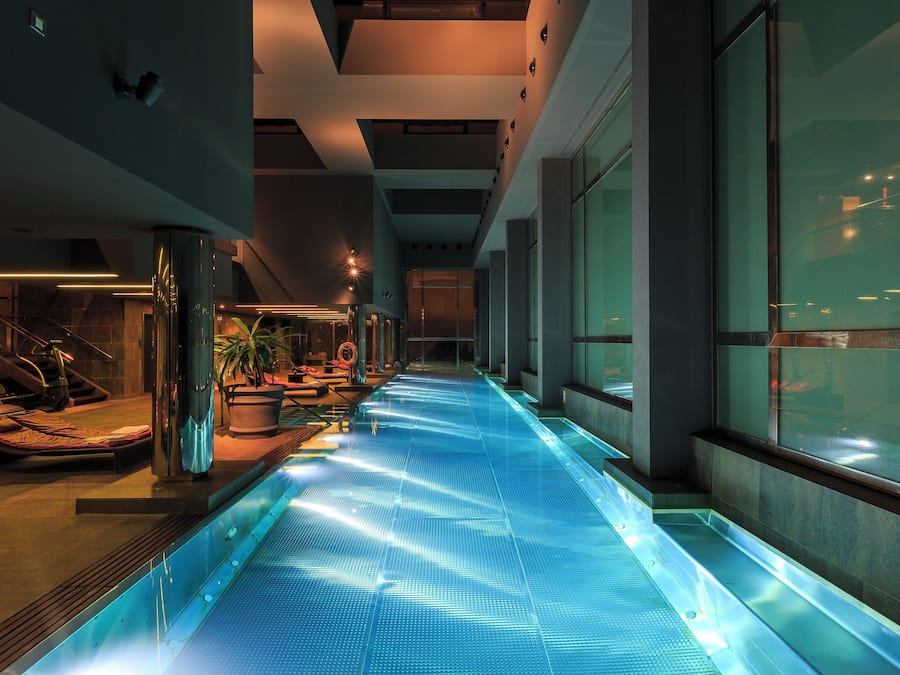 Sisäuima-allas, ulkouima-allas, aurinkovarjoja