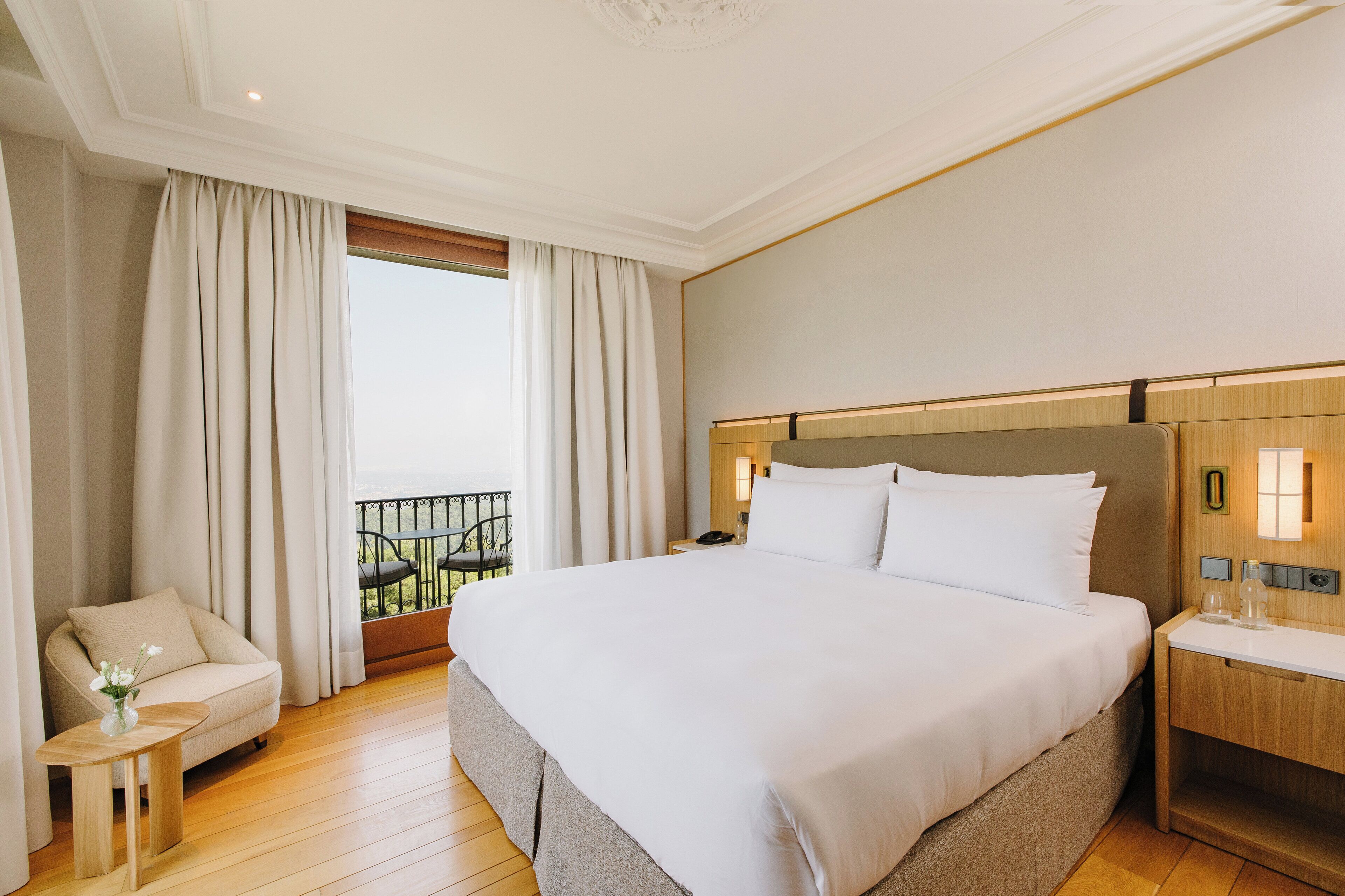 Luxe beddengoed, donsdekens, een minibar, een kluis op de kamer