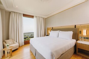 Ropa de cama de alta calidad, edredones de plumas, minibar y caja fuerte