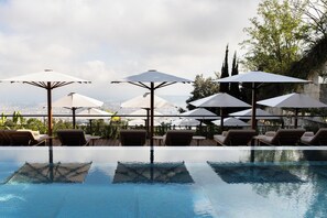 Indoor pool, outdoor pool, pool umbrellas - METT Barcelona GL – A Leading Hotel of the World (Barcelona)