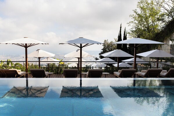 Piscine couverte, piscine extérieure, parasols de plage