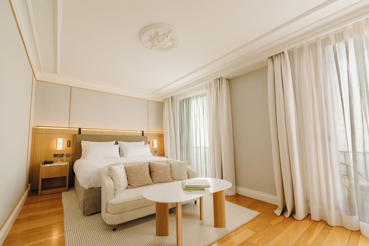 Ropa de cama de alta calidad, edredones de plumas, minibar y caja fuerte