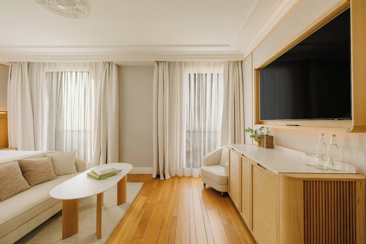 Premium bedding, down comforters, minibar, in-room safe