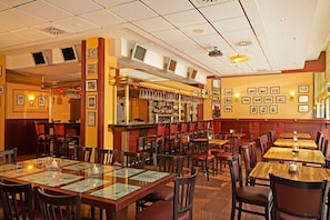 Bar (on property) - H+ Hotel Berlin Mitte (Berlin)
