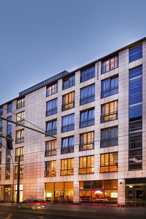 Fachada da propriedade à noite